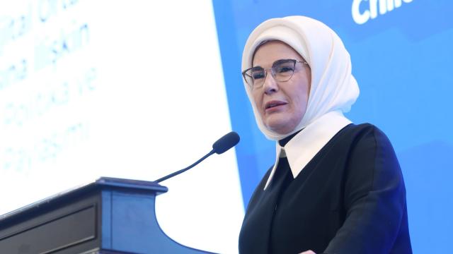 Emine Erdoğan: Dijital ortamları güvenli mecra yapma hedefimizde aileler en önemli paydaşımız
