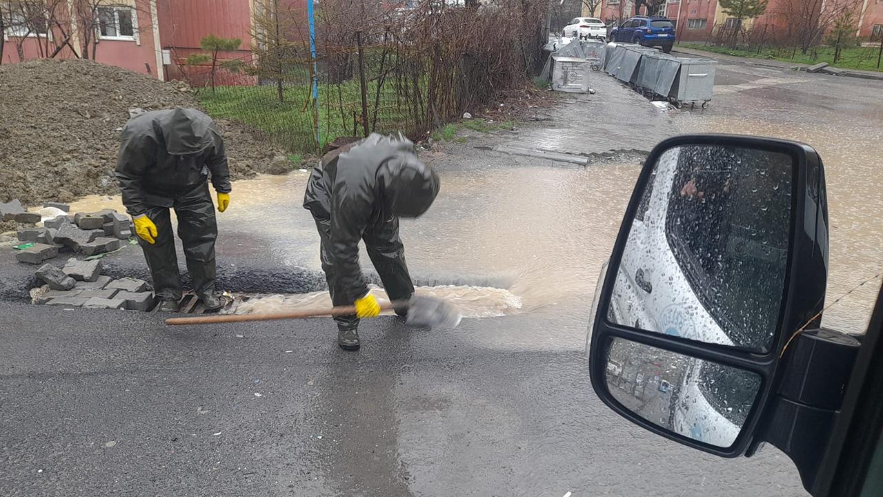Hakkari'yi sağanak ve heyelan vurdu