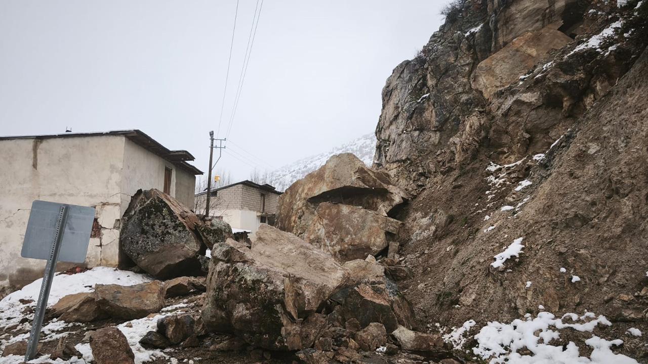 Gümüşhane'de dev kayalar yolu kapattı, evler boşaltıldı
