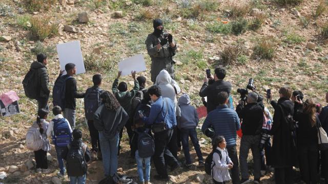 Batı Şeria’da öğrenciler, İsraillilerin kapattığı yol nedeniyle bir haftadır okula gidemiyor