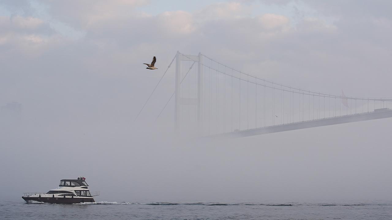 İstanbul'da sis etkili oldu: Gemi trafiği askıya alındı