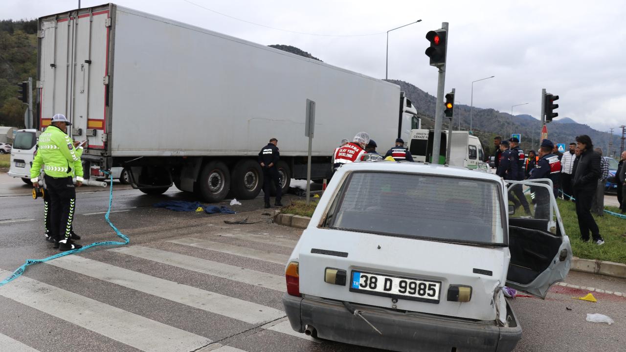 Amasya’da tırla otomobil çarpıştı: 10 aylık bebek öldü, 4 kişi yaralandı
