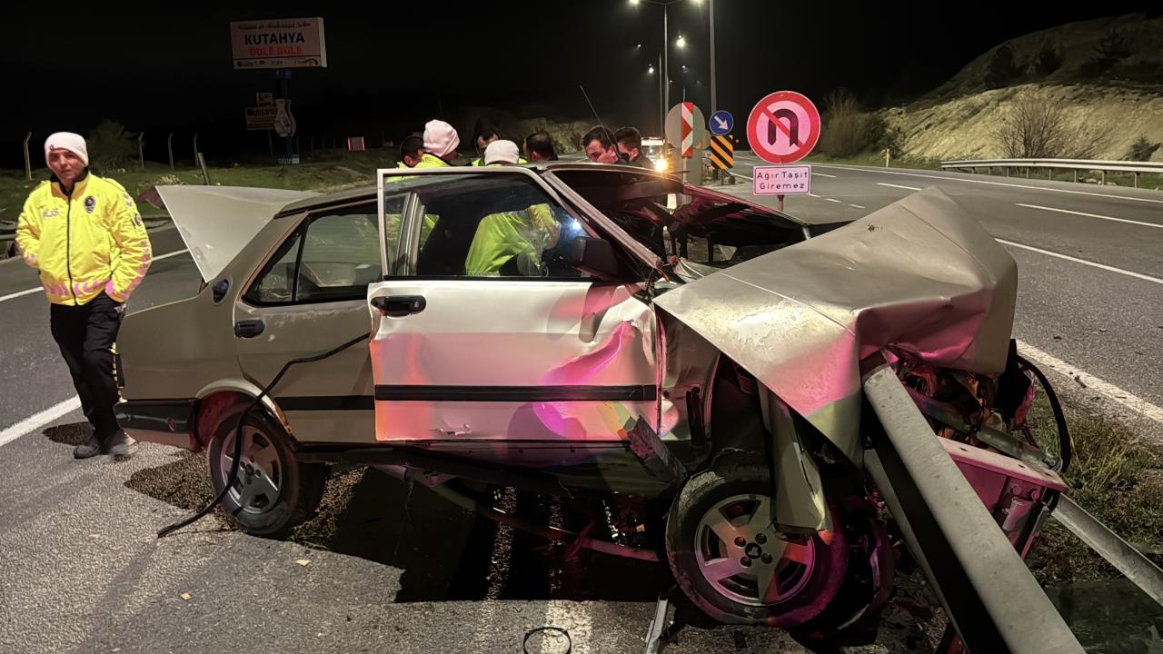 Kütahya’da bariyere çarpan otomobilin sürücüsü ağır yaralandı