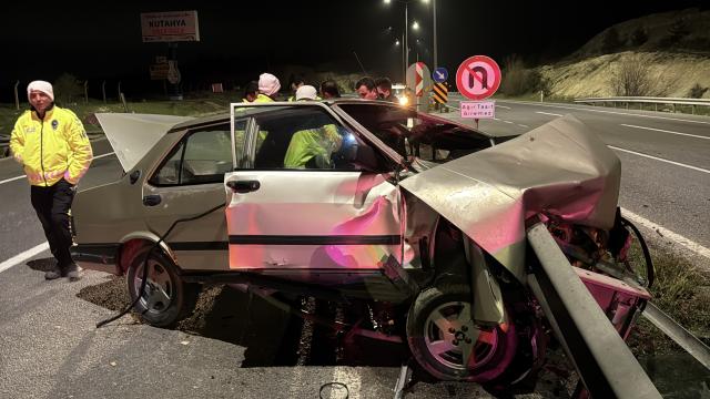 Kütahya'da bariyere çarpan otomobilin sürücüsü ağır yaralandı