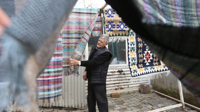 Atölyeye çevirdiği evinin garajında eşiyle atık kumaşları kilime dönüştürüyor