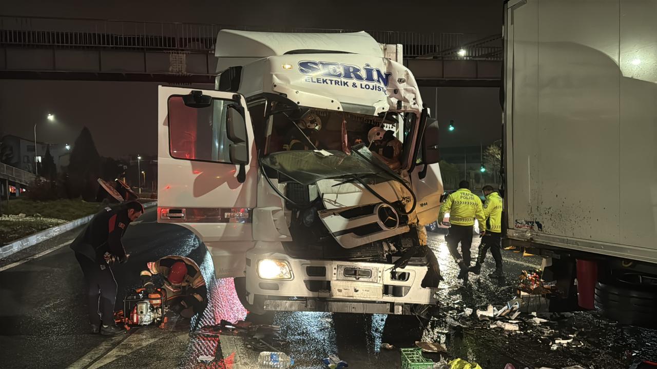 Kütahya’da kırmızı ışıkta bekleyen araca çarpan tır sürücüsü ağır yaralandı