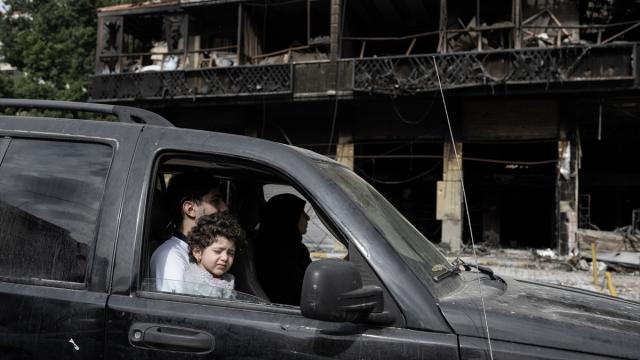 İsrail'in saldırılarıyla yerinden edilen Lübnanlar, geçici ateşkesle evlerine dönmeye başladı