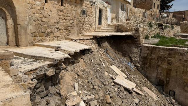Mardin'de tarihi sit alanındaki mahalle yolunun bazı kısımları ile istinat duvarında çökme yaşandı