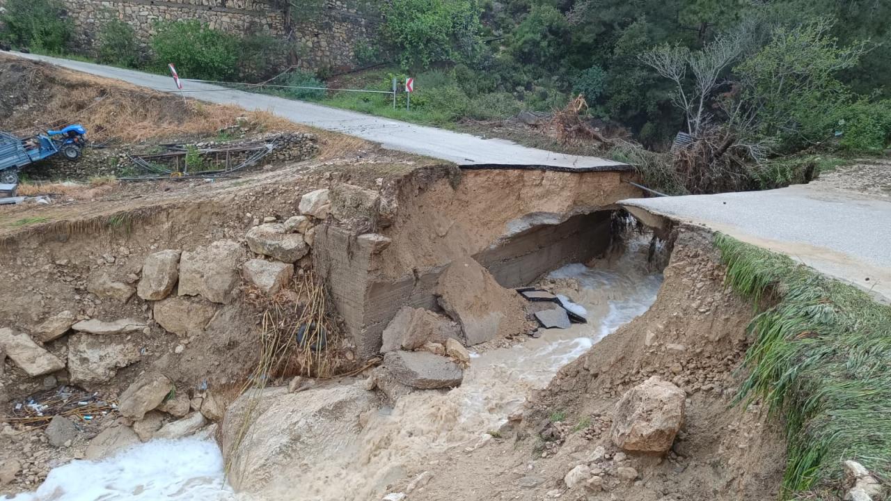 Mersin'de sağanak nedeniyle yol çöktü
