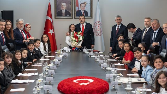 23 Nisan'da Milli Eğitim Bakanlığı koltuğuna 11 yaşındaki Defne oturdu