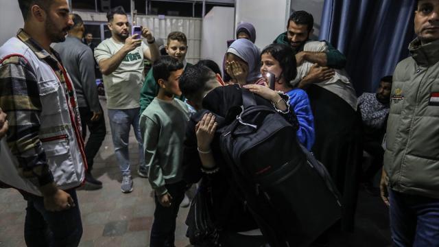 Mısır'da tedavi gören bir grup Filistinli hasta Refah Sınır Kapısı'ndan Gazze'ye döndü