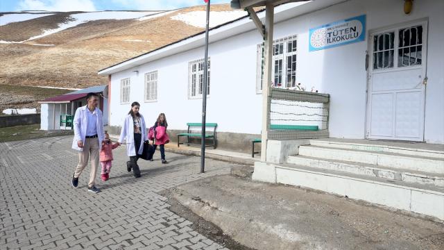 Öğretmen çift, öğrencileri için dağ köyündeki okulun çehresini değiştirdi