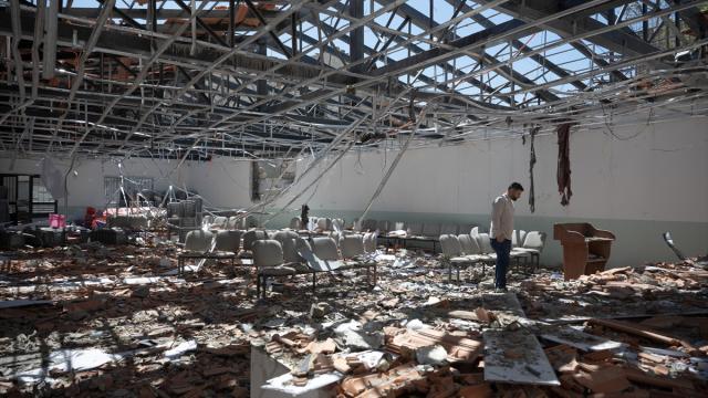 İsrail ordusunun Lübnan'a düzenlediği saldırılarda bir cami ve okul ağır hasar gördü