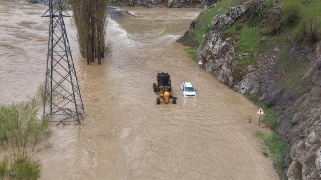Derenin taşması sonucu su altında kalan Şemdinli-Derecik kara yolu dronla görüntülendi