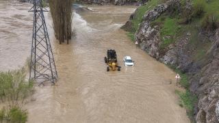 Derenin taşması sonucu su altında kalan Şemdinli-Derecik kara yolu dronla görüntülendi