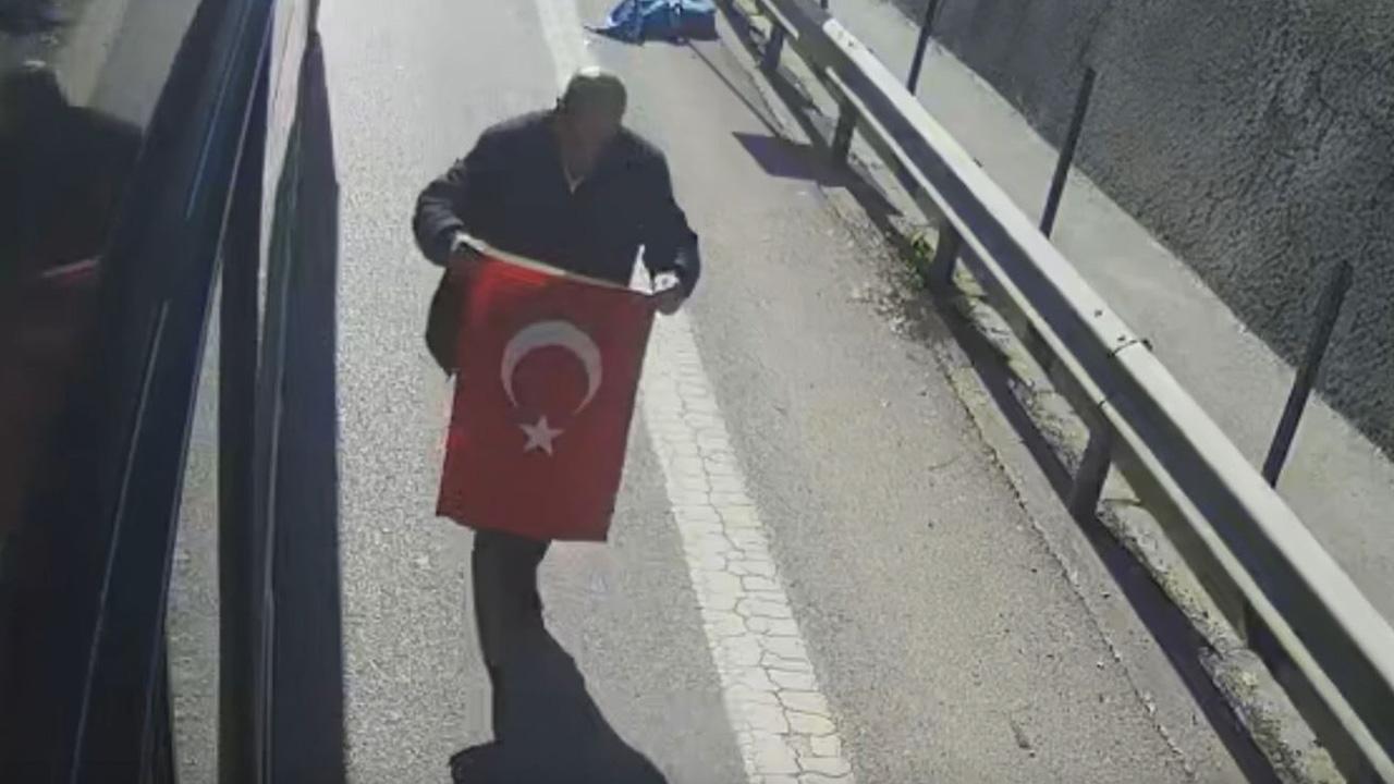“Bayrak ayak altında olmaz” diyerek otobüsü durdurdu