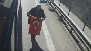 “Bayrak ayak altında olmaz” diyerek otobüsü durdurdu