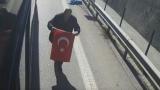 “Bayrak ayak altında olmaz” diyerek otobüsü durdurdu