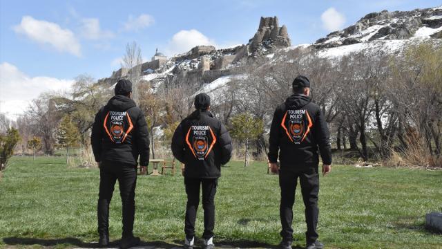Van'da turizm polisleri yerli ve yabancı turistlerin güvenliği için sahada