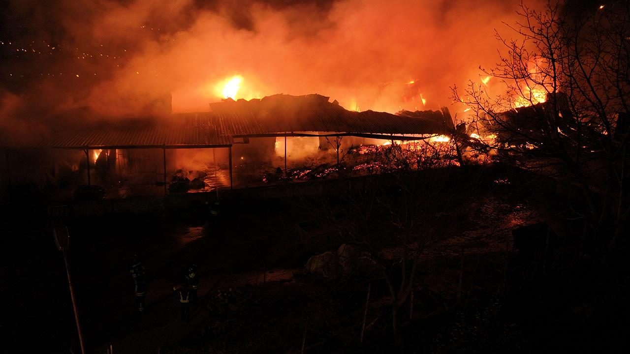 Samsun’da alevler depoyu sardı