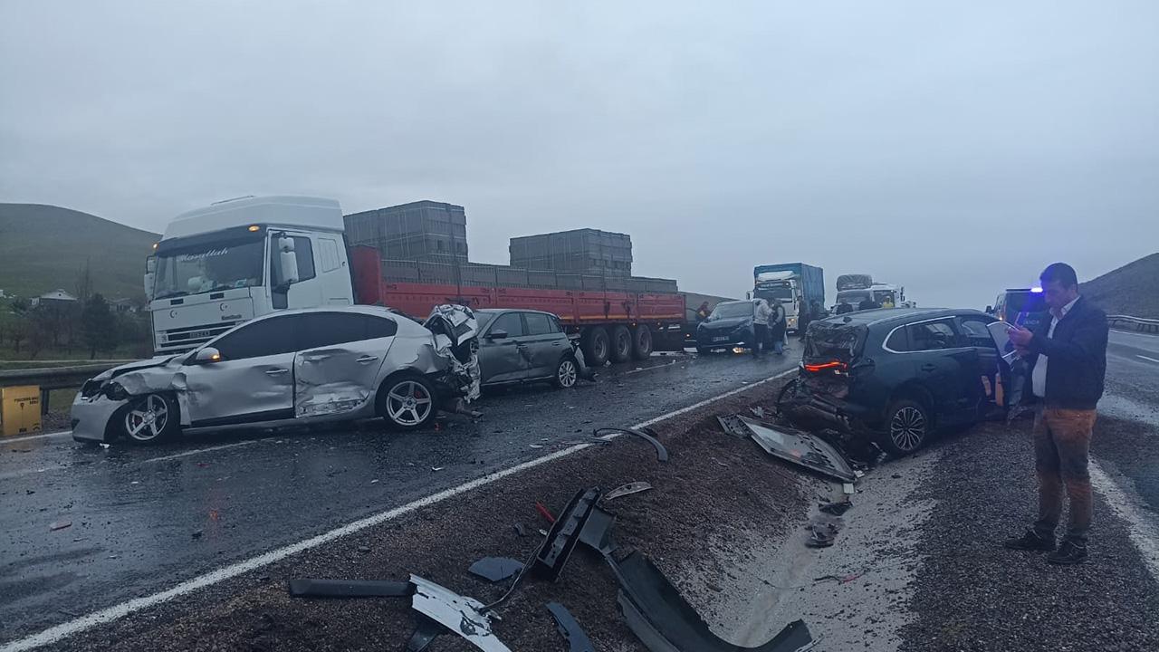 Aksaray’da zincirleme kaza: Yolcu otobüsü 10 araca çarptı