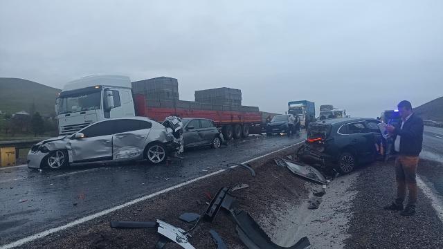 Aksarayda zincirleme kaza: Yolcu otobüsü 10 araca çarptı