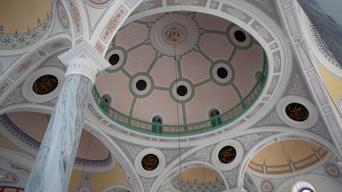 Kütüphanesi ve türbesiyle bir külliye