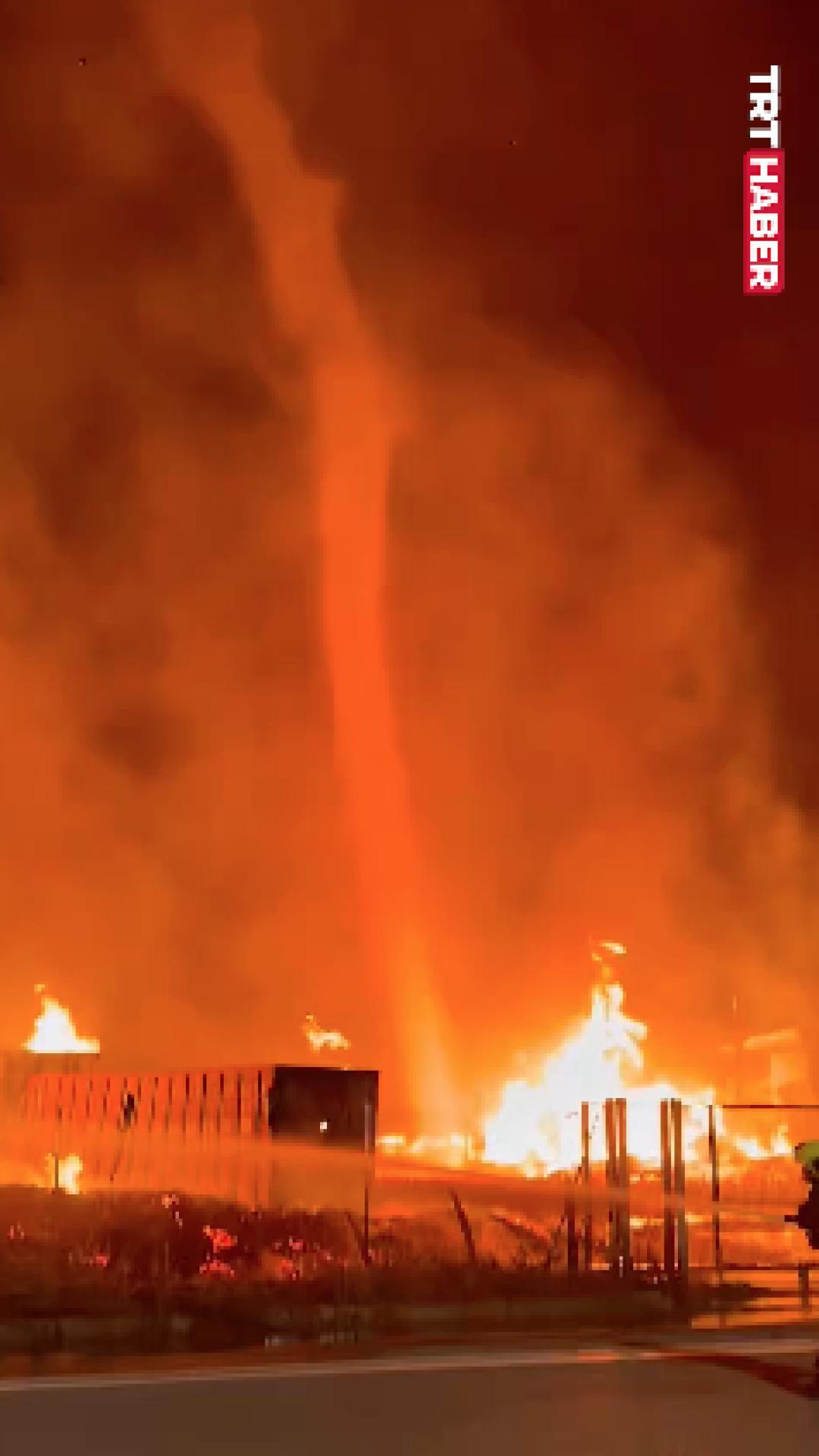 İspanya'da yangın çıkan bir fabrikada ‘alev hortumu’ oluştu