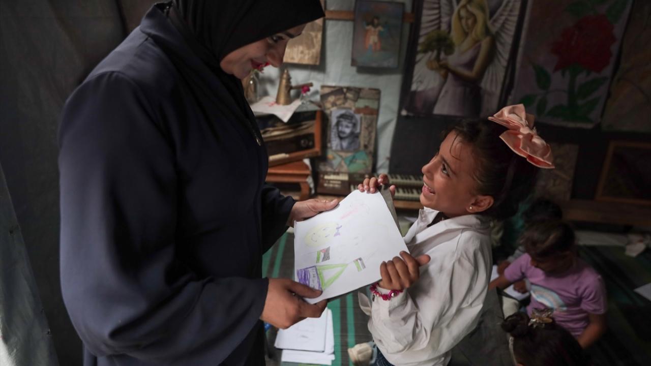 İçindekileri kağıt ve kalemle anlatıyor