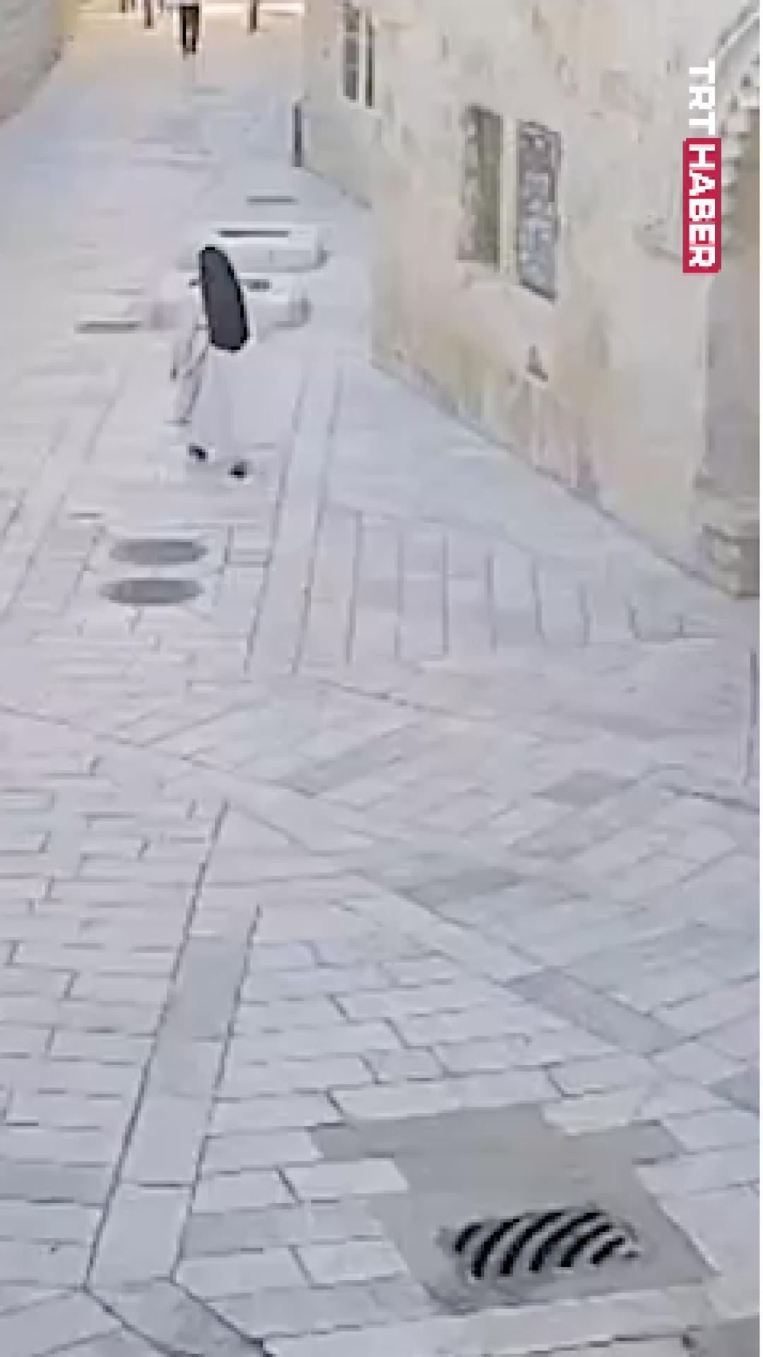 Yahudi işgalci, iterek yere düşürdüğü rahibeyi tekmeledi