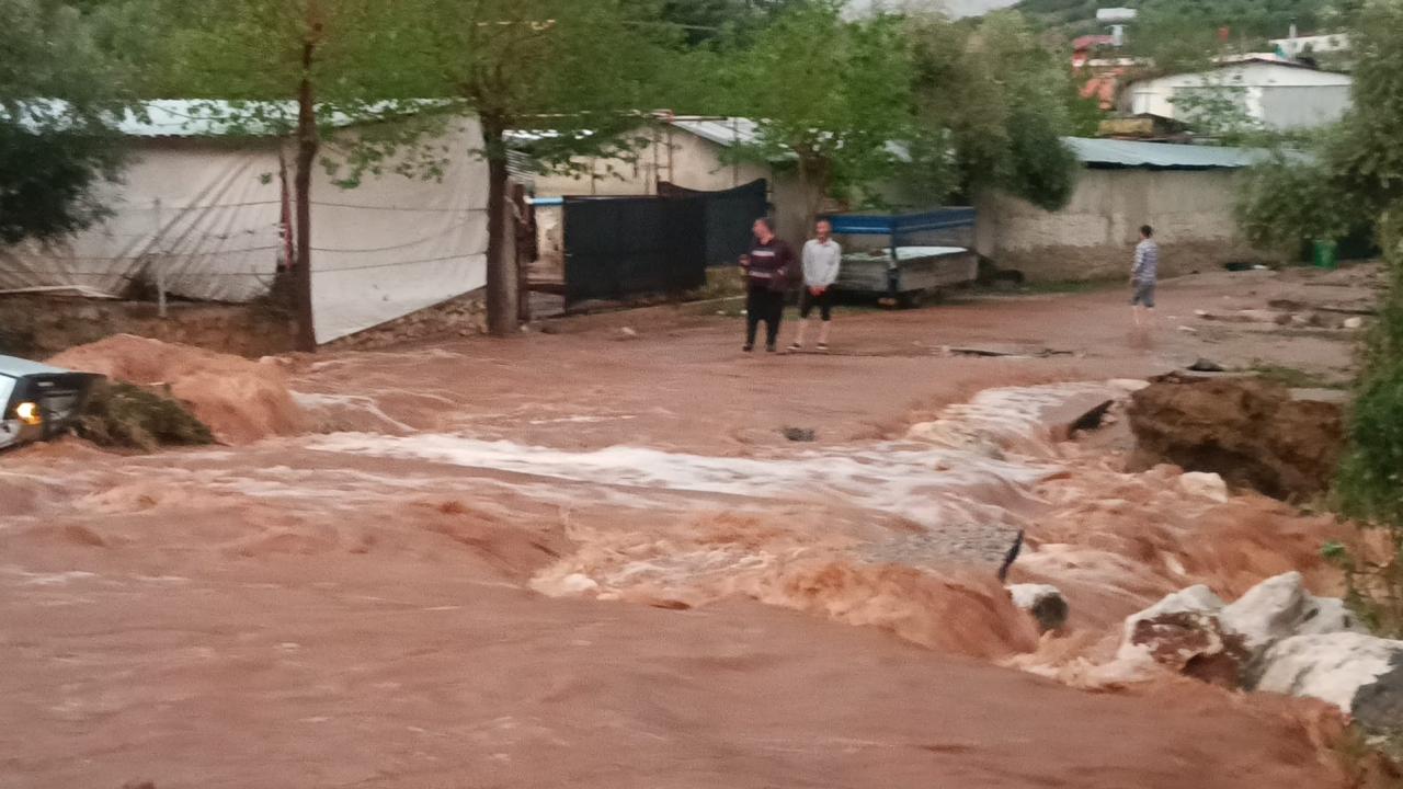Adana'da sağanak sele dönüştü