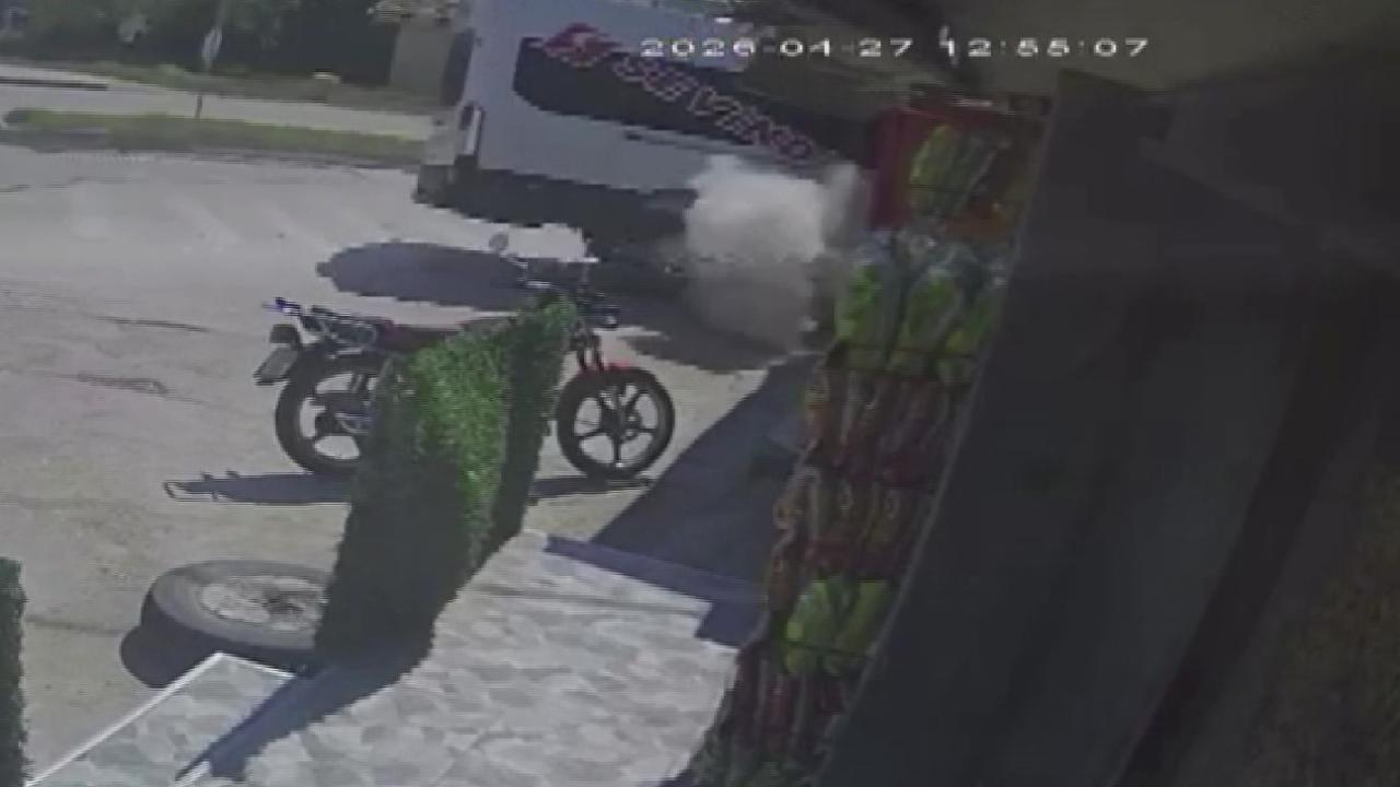 Servis minibüsü kaldırıma çarparak durağı yıktı