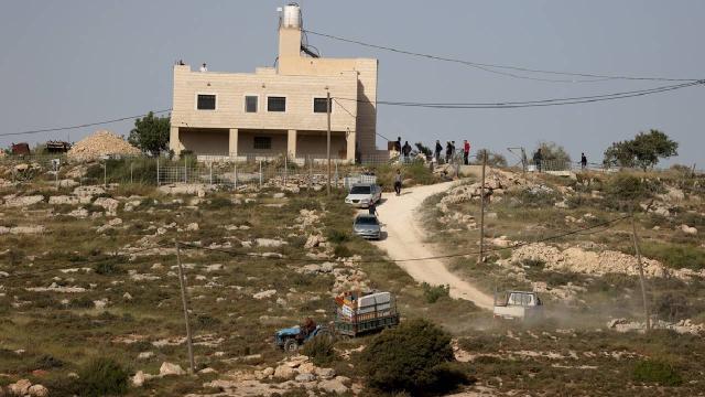 Filistin topraklarını gasbeden işgalci İsrailliler, Batı Şeria'da Filistinlilere ve evlerine saldırdı