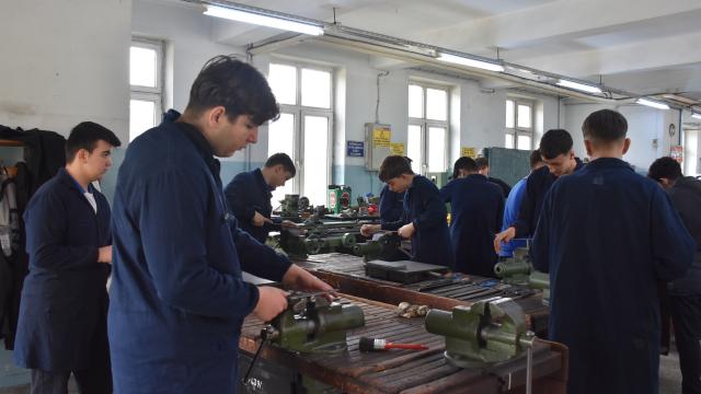 Meslek lisesi öğrencileri fabrikaların ihtiyaç duyduğu parçaları üretiyor