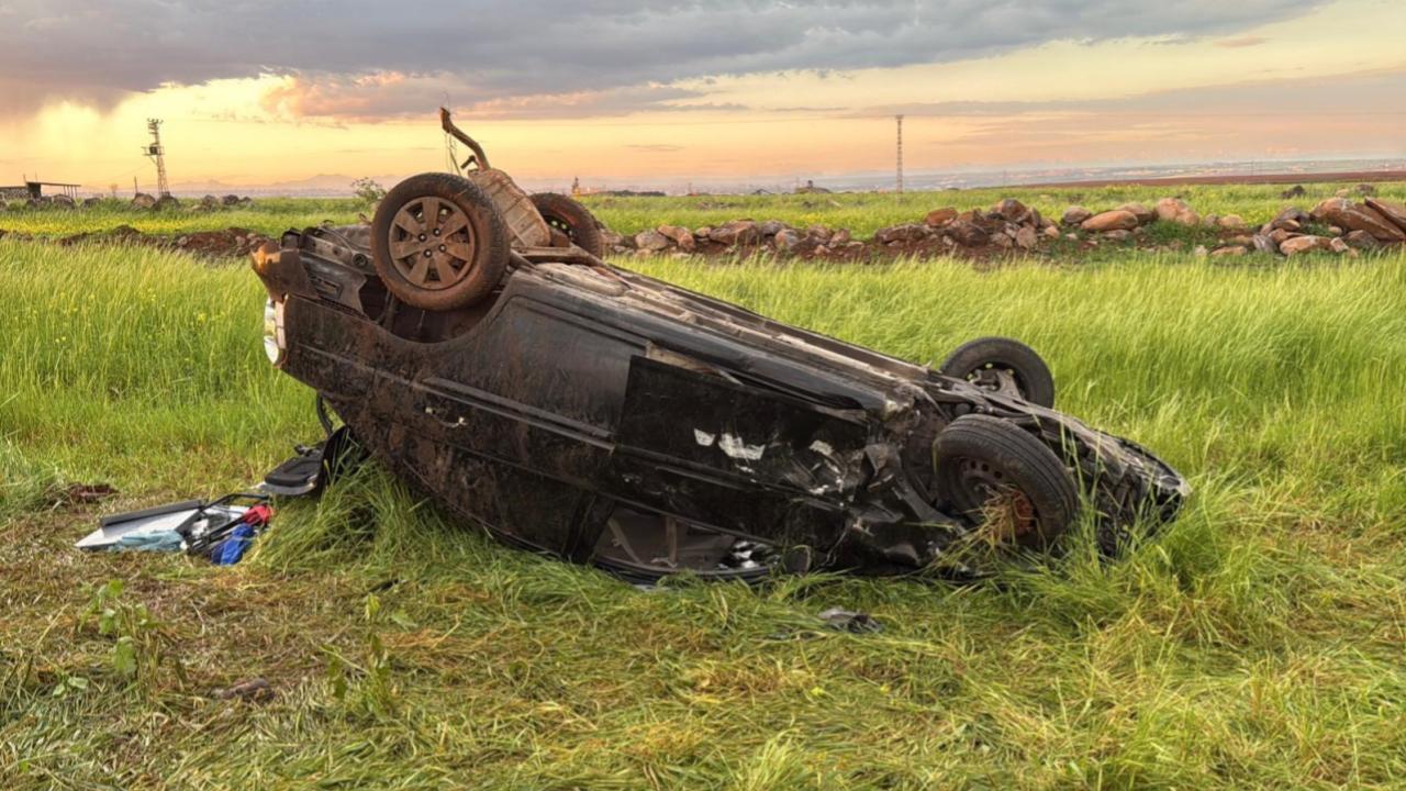 Diyarbakır’da içinde 10 kişinin bulunduğu otomobil takla attı