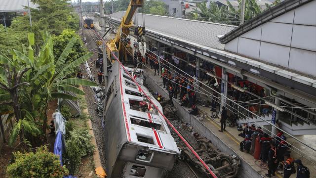 Endonezya'daki tren kazasında ölü sayısı 14'e yükseldi