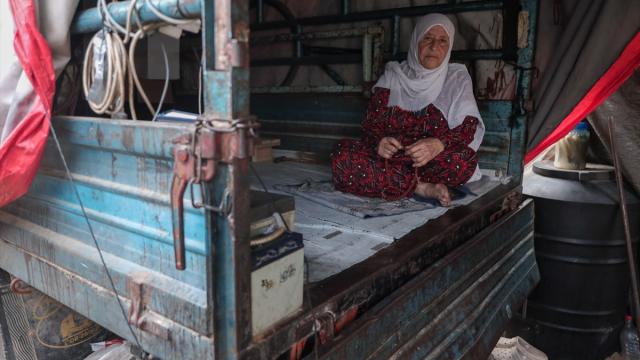 İsrail saldırısında evini ve eşini kaybeden Filistinli kadın bir kamyonette yaşam mücadelesi veriyor