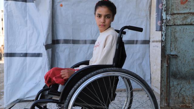 İsrail saldırısında iki bacağını kaybeden Filistinli çocuk protezle yeniden yürümeyi hayal ediyor