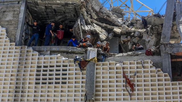 Gazze'de, sivil savunma ekipleri riskli yapılarda çalışma yürüttü