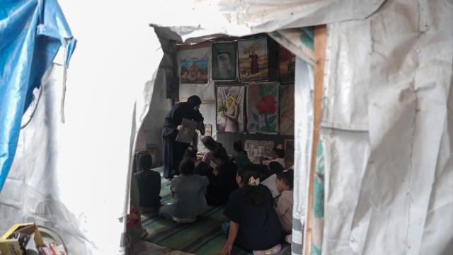 Gazzeli ressam enkazdan kurtardığı malzemelerle "çadır atölyesinde" çocuklara umut aşılıyor