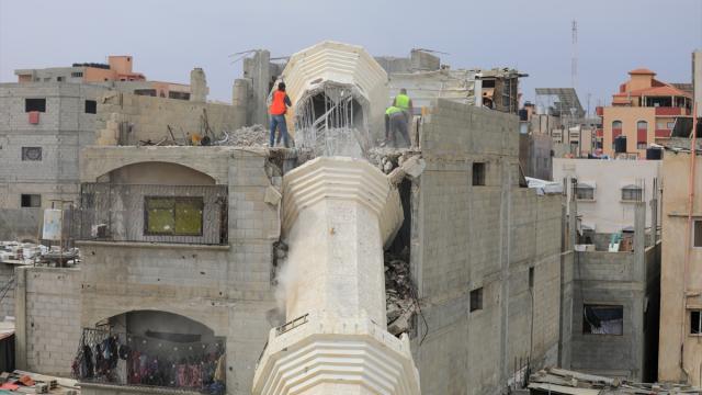 Gazze'de, sivil savunma ekipleri riskli yapılardaki çalışmalarını sürdürüyor