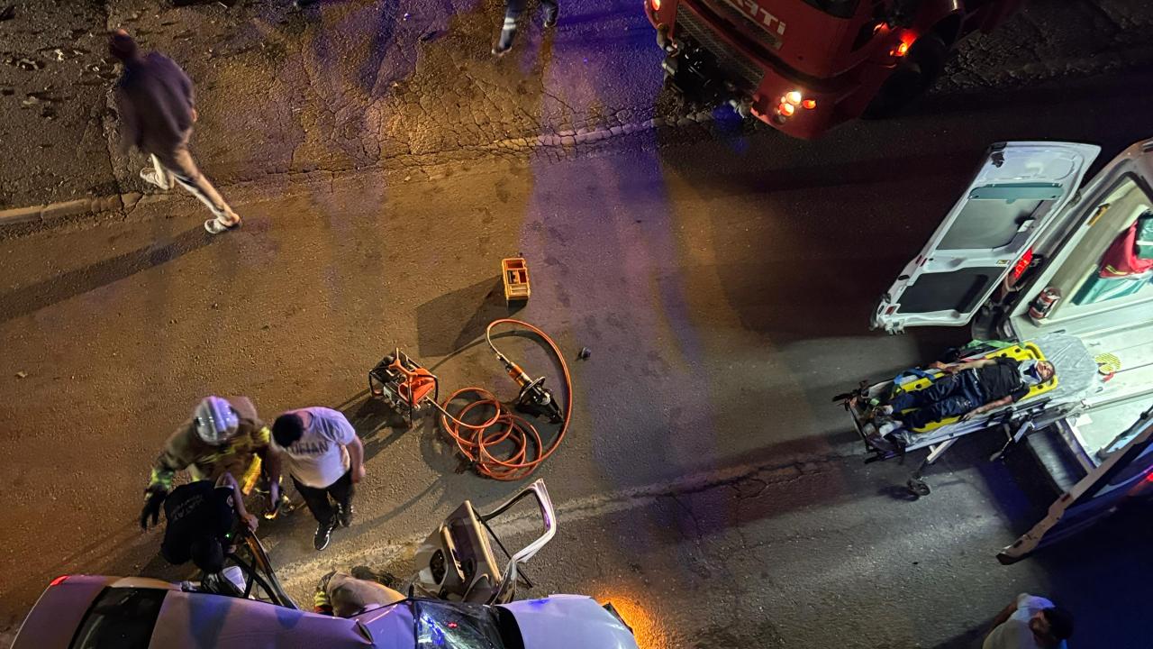 Hatay’da iki otomobilin çarpışması sonucu 2’si ağır 7 kişi yaralandı