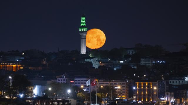 İstanbul'da dolunay geceyi aydınlattı