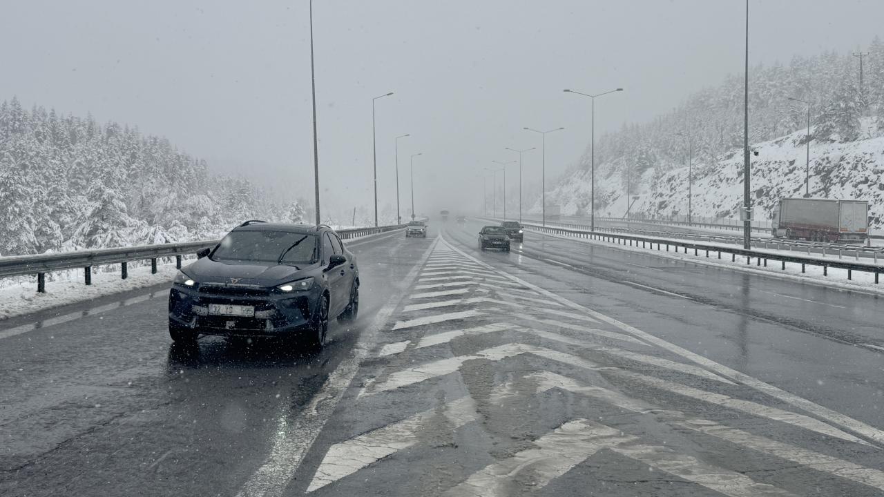 Anadolu Otoyolu'nun Ankara kesiminde kar yağışı