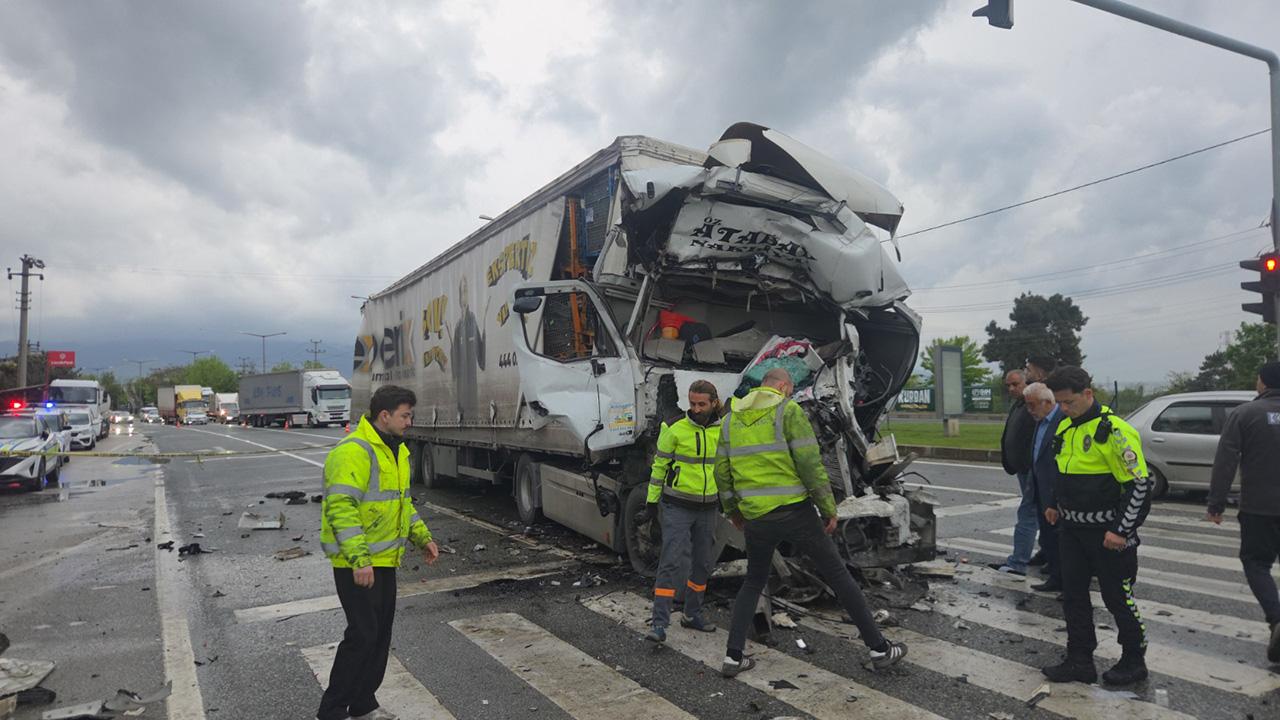 Bursa'da feci kaza: Tır tankere çarptı
