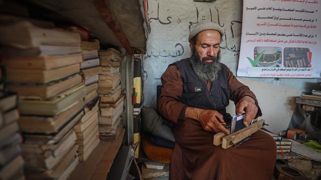 Enkaz altından çıkardığı Kur’an-ı Kerim nüshalarını onarıyor