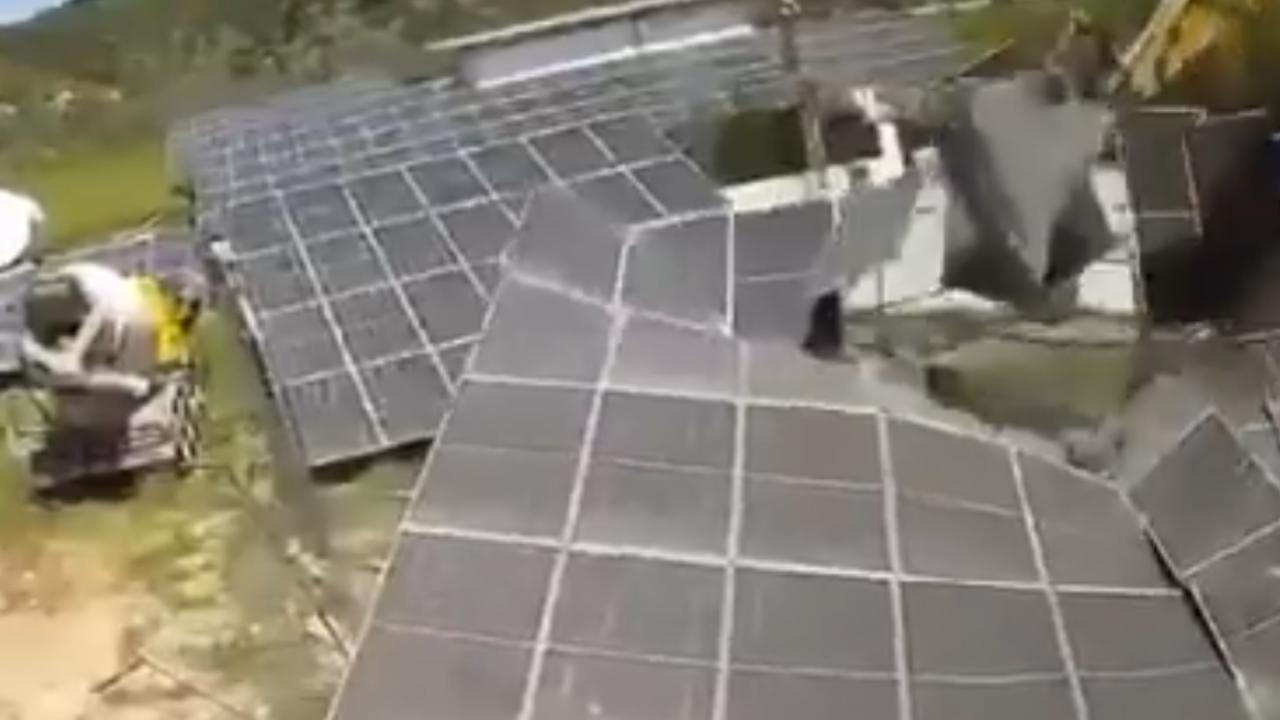 İşgalci İsrail askerleri, Lübnan’ın güneyinde güneş panellerini tahrip etti