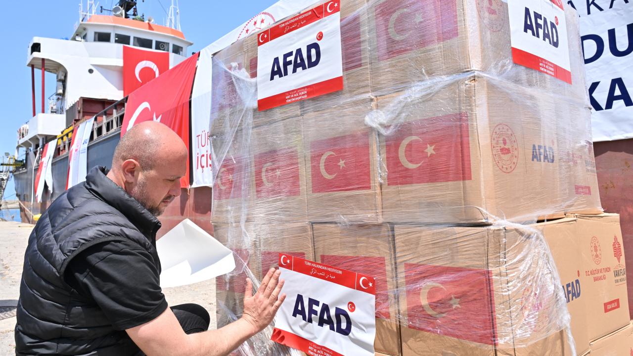 Türkiye’den, Lübnan’a 730 tonluk insani yardım