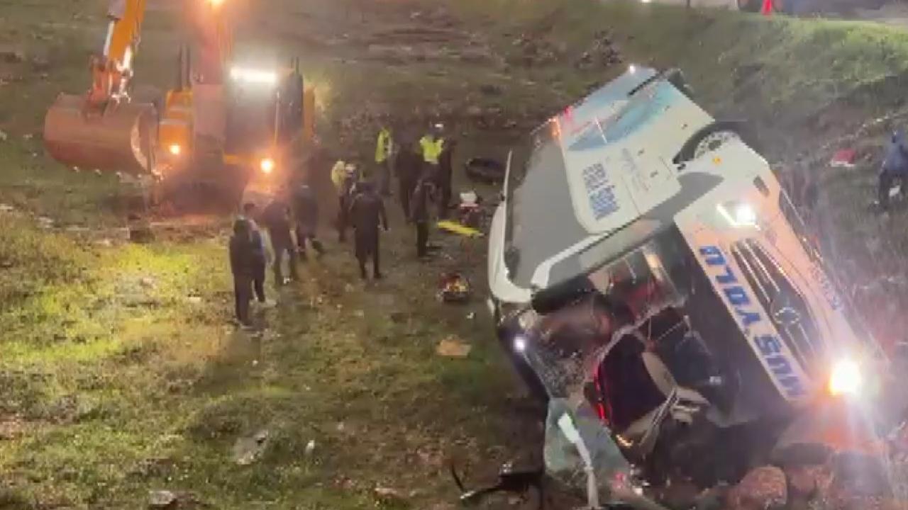 Malatya’da yolcu otobüsü şarampole devrildi