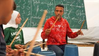 Gazzeli müzik öğretmeni yerinden edilenlere müzikle psikolojik destek sağlıyor
